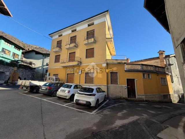 Villetta bifamiliare in vendita di 300 m² in Piazza Fratelli Calvi, 4