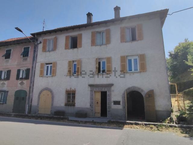 Villetta bifamiliare in vendita di 300 m² in Piazza Giacomo Rolla Avvocato, 8