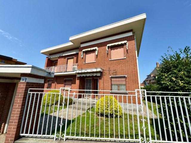 Villetta bifamiliare in vendita di 300 m² in Via 4 Novembre, 21