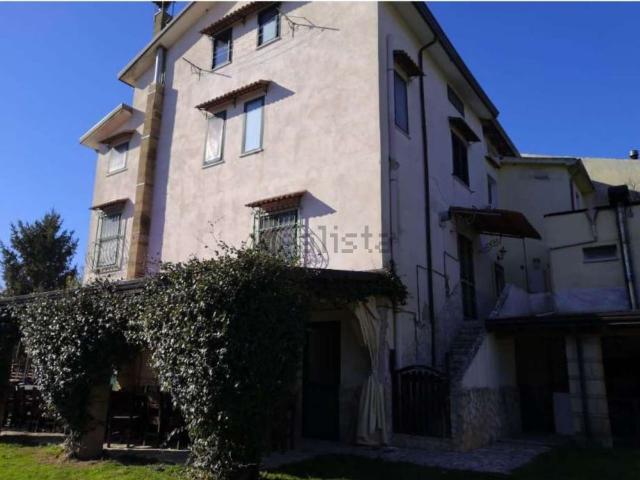 Villetta bifamiliare in vendita di 300 m² in Via Tore