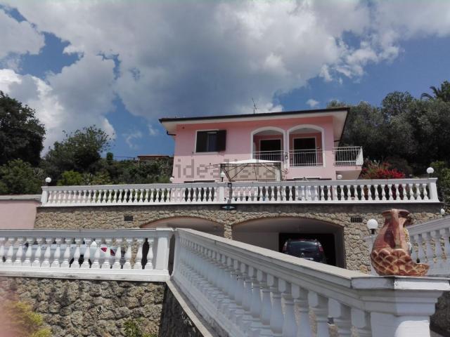 Villetta bifamiliare in vendita di 300 m² in Via Turistica