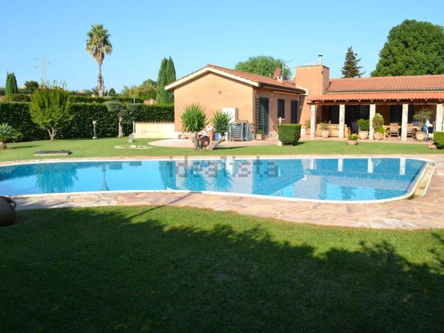 Villetta bifamiliare in vendita di 300 m² in Via Ubaldo Lay