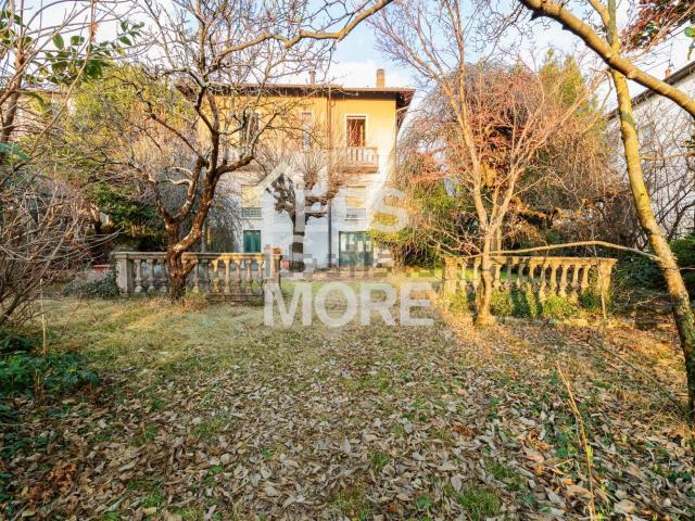 Villetta bifamiliare in vendita di 300 m² in Via viggiù, 25