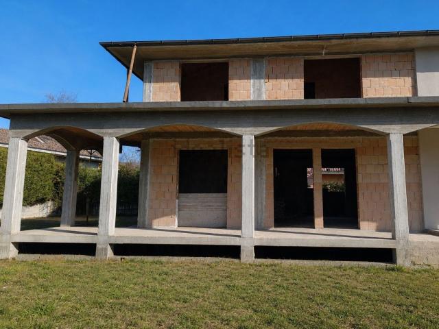 Villetta bifamiliare in vendita di 300 m² in Via Albense