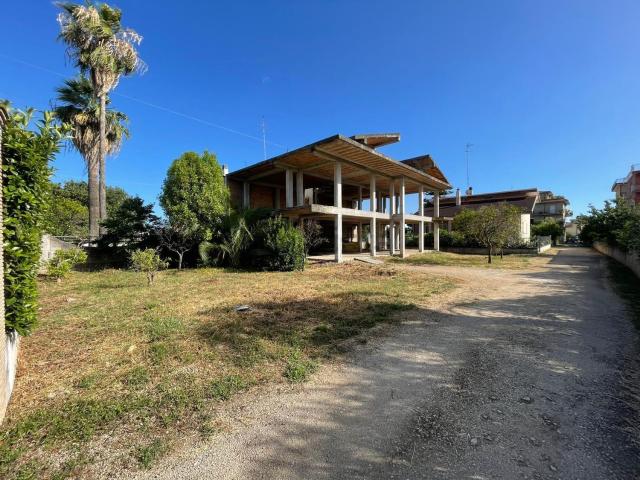 Villetta bifamiliare in vendita di 300 m² in Via Appia Lato Itri, 87