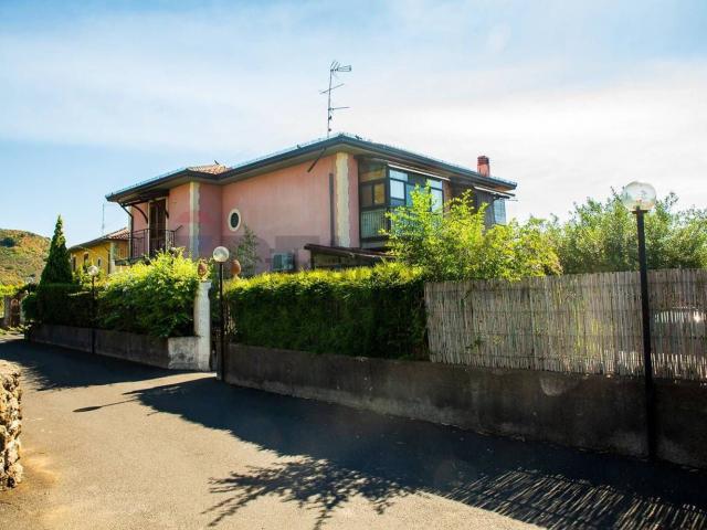 Villetta bifamiliare in vendita di 300 m² in Via Archimede, 13