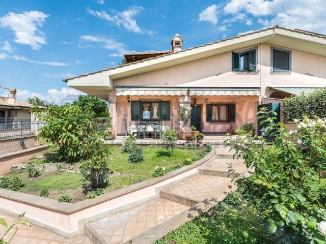 Villetta bifamiliare in vendita di 300 m² in Via Ariccia, 10