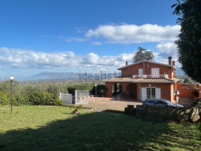 Villetta bifamiliare in vendita di 300 m² in Via Bel Poggio, 12