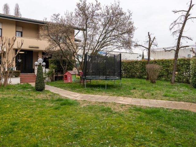 Villetta bifamiliare in vendita di 300 m² in Via Bixio Nord