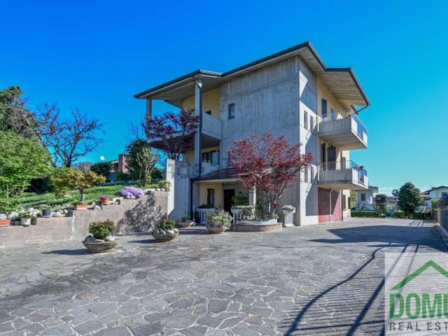 Villetta bifamiliare in vendita di 300 m² in Via Brusocchi