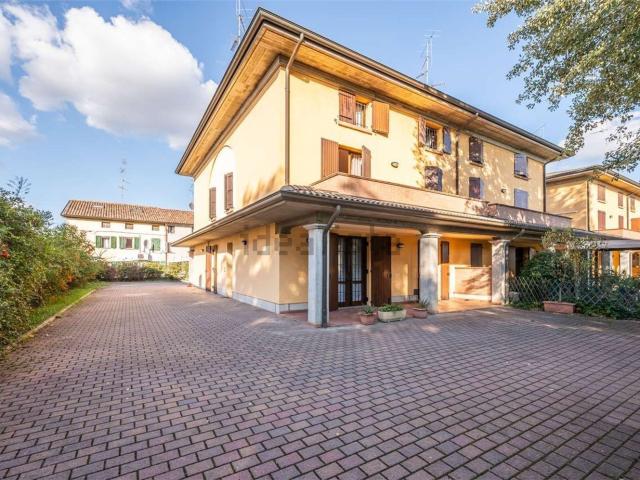 Villetta bifamiliare in vendita di 300 m² in Via Castelli