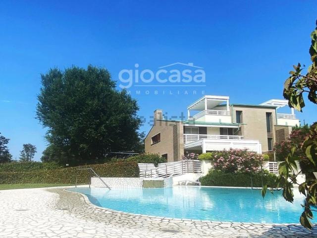 Villetta bifamiliare in vendita di 300 m² in Via Casa Bianca