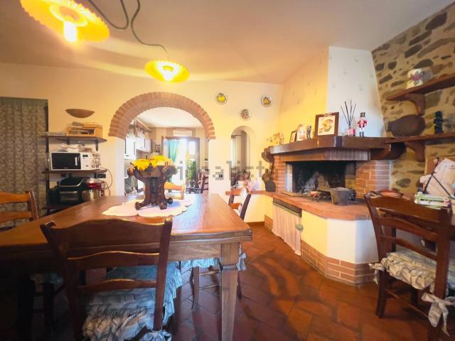 Villetta bifamiliare in vendita di 300 m² in Via Ciri