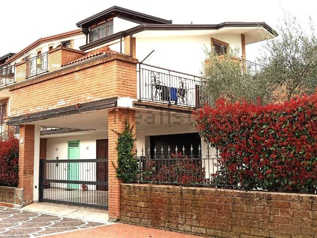 Villetta bifamiliare in vendita di 300 m² in Via Conserva Carlecchie