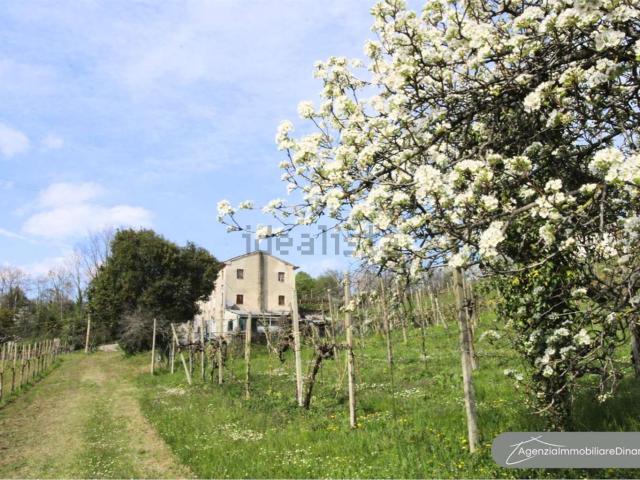 Villetta bifamiliare in vendita di 300 m² in Via Colle Capriolo