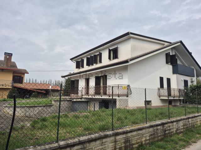 Villetta bifamiliare in vendita di 300 m² in Via Colle del Papa