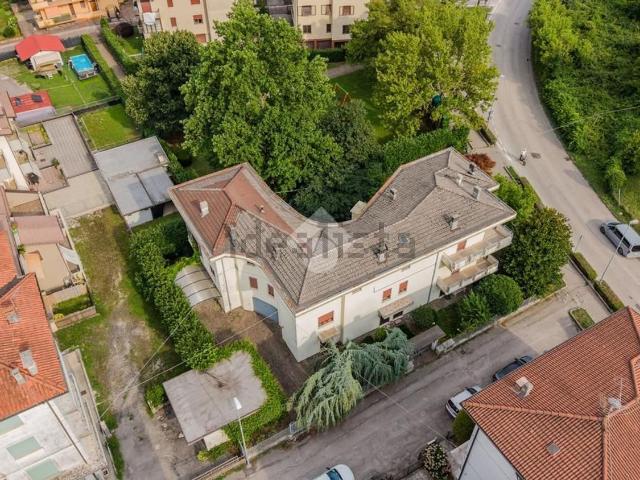 Villetta bifamiliare in vendita di 300 m² in Via Dalmazia, 43