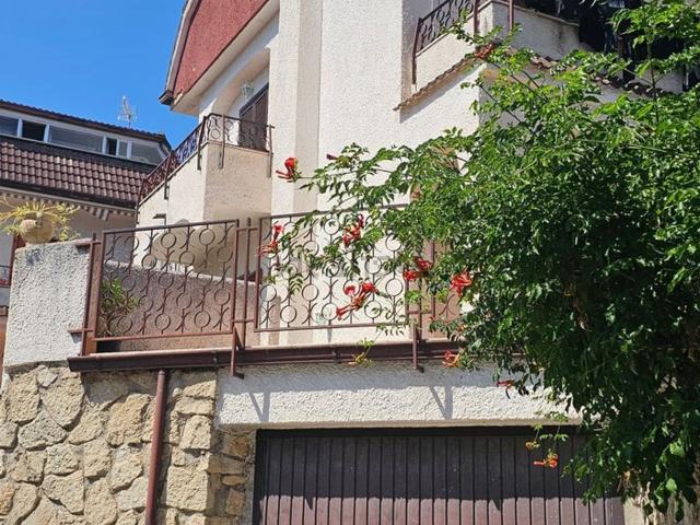 Villetta bifamiliare in vendita di 300 m² in Via dei Glicini