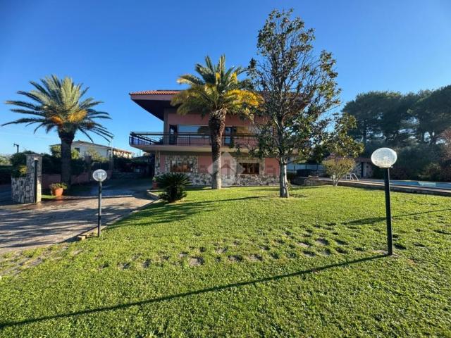 Villetta bifamiliare in vendita di 300 m² in Via Dei Tigli, 5