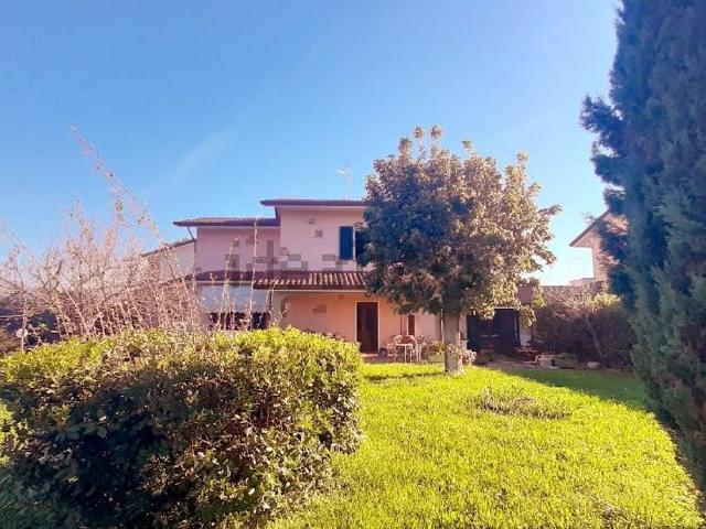 Villetta bifamiliare in vendita di 300 m² in Via dei Tulipani