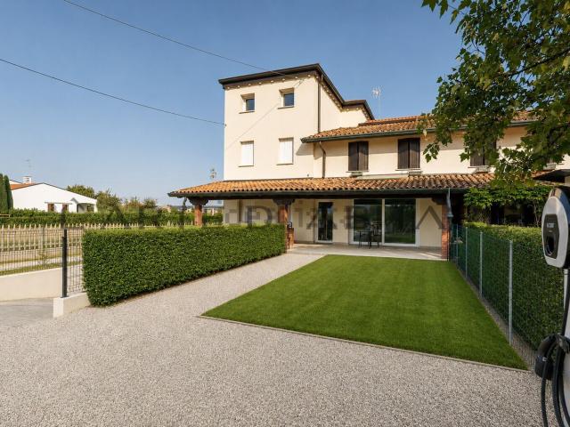 Villetta bifamiliare in vendita di 300 m² in Via dell&apos Olmo, 12