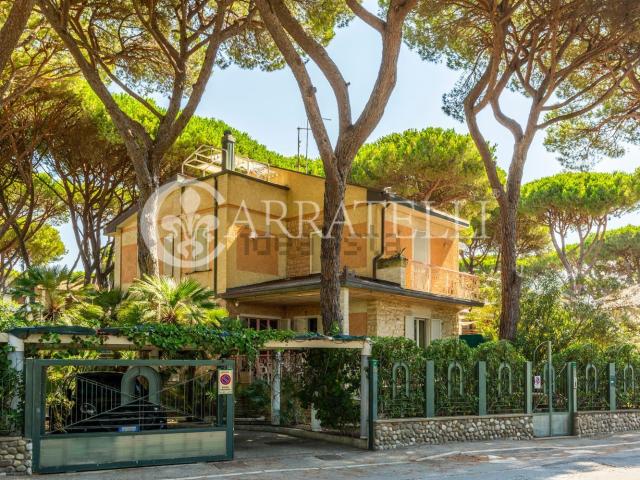 Villetta bifamiliare in vendita di 300 m² in Via delle Ginestre, 30