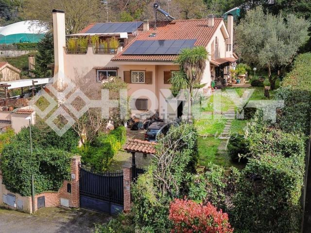Villetta bifamiliare in vendita di 300 m² in Via di Villa Grazioli, 158
