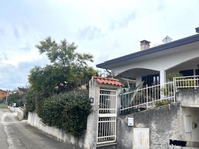 Villetta bifamiliare in vendita di 300 m² in Via di Noghere, 68