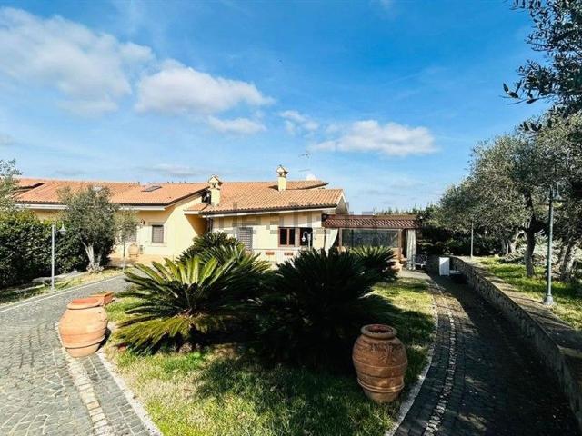Villetta bifamiliare in vendita di 300 m² in Via Enrico Fermi