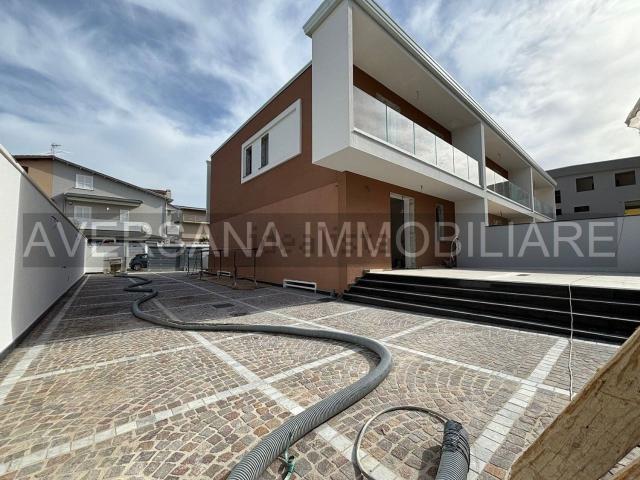 Villetta bifamiliare in vendita di 300 m² in Via Giorgio Amendola