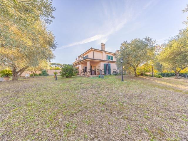 Villetta bifamiliare in vendita di 300 m² in Via Giorgio dal Piaz, 31