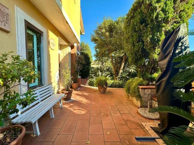 Villetta bifamiliare in vendita di 300 m² in Via Giuseppe Balzaretto