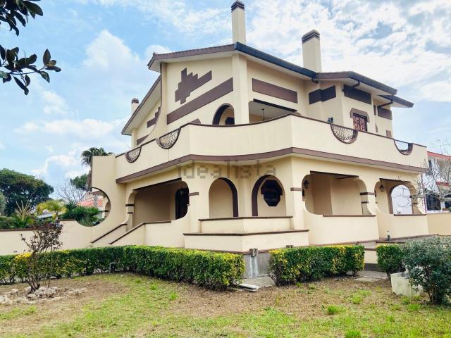 Villetta bifamiliare in vendita di 300 m² in Via Gozzano