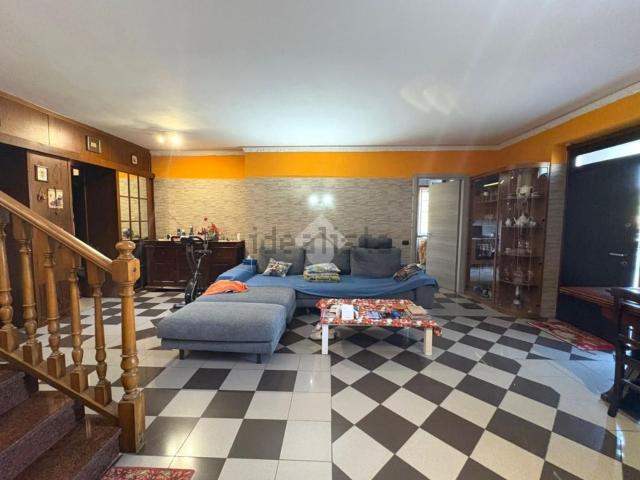 Villetta bifamiliare in vendita di 300 m² in Via Gravellona, 114