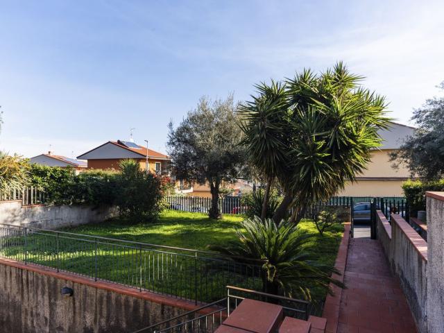 Villetta bifamiliare in vendita di 300 m² in Via Grazia Deledda, 6