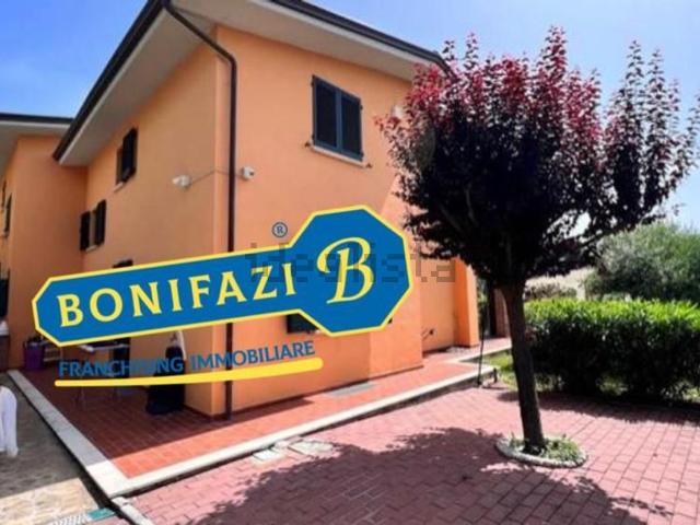 Villetta bifamiliare in vendita di 300 m² in Via Ibisco