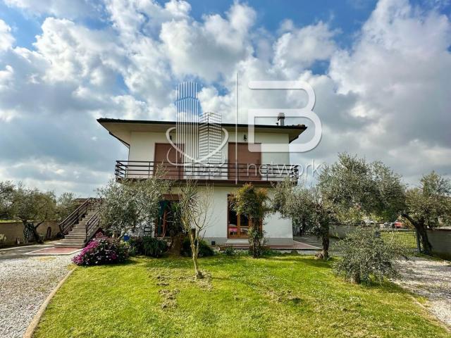 Villetta bifamiliare in vendita di 300 m² in Via Ilaria Alpi, 23