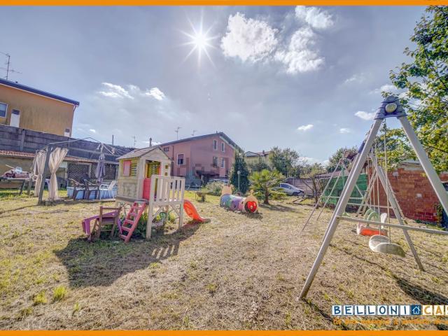 Villetta bifamiliare in vendita di 300 m² in Via J.F. Kennedy