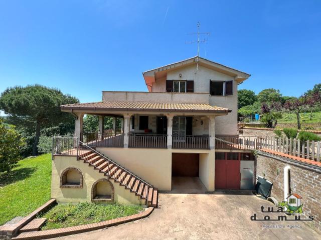 Villetta bifamiliare in vendita di 300 m² in Via Monte delle Conche