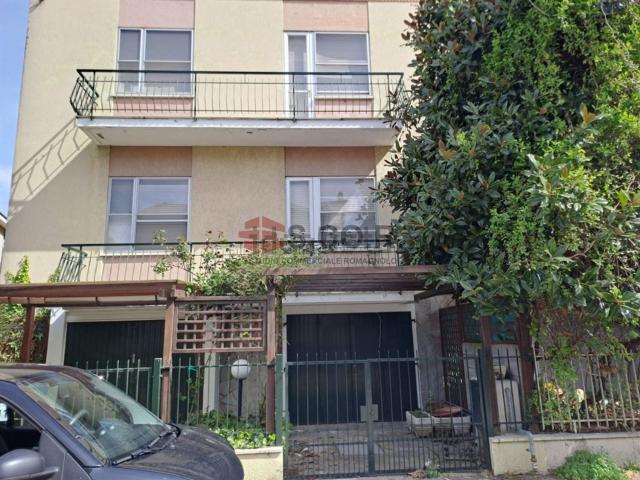 Villetta bifamiliare in vendita di 300 m² in Via Monterotondo