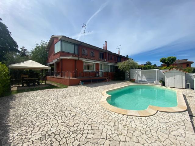 Villetta bifamiliare in vendita di 300 m² in Via Montiglioni