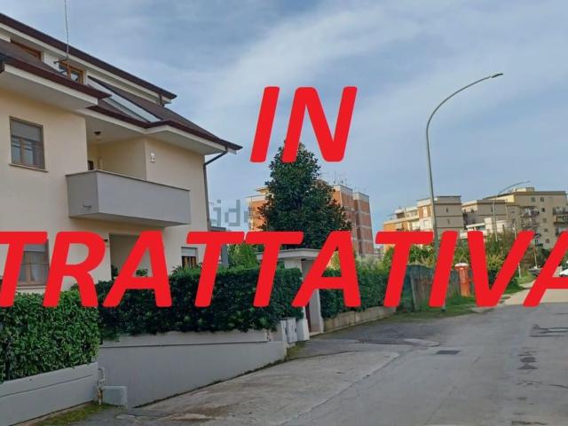 Villetta bifamiliare in vendita di 300 m² in Via Ombrone