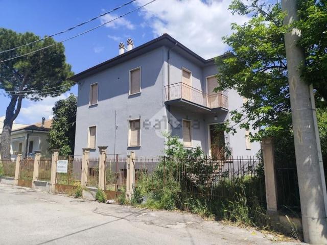 Villetta bifamiliare in vendita di 300 m² in Via Ovidio, 7