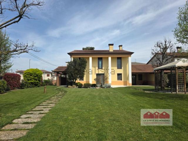Villetta bifamiliare in vendita di 300 m² in Via Pasubio