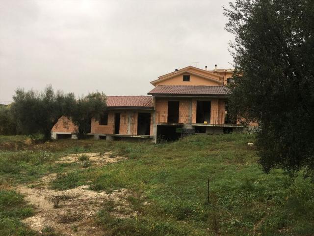 Villetta bifamiliare in vendita di 300 m² in Via Per Mosciano, 137