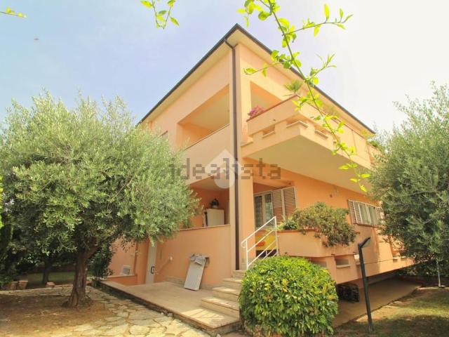 Villetta bifamiliare in vendita di 300 m² in Via Piercecchi, 4
