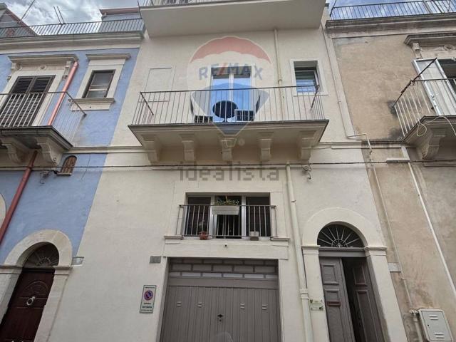 Villetta bifamiliare in vendita di 300 m² in Via Ruggero Settimo, 26