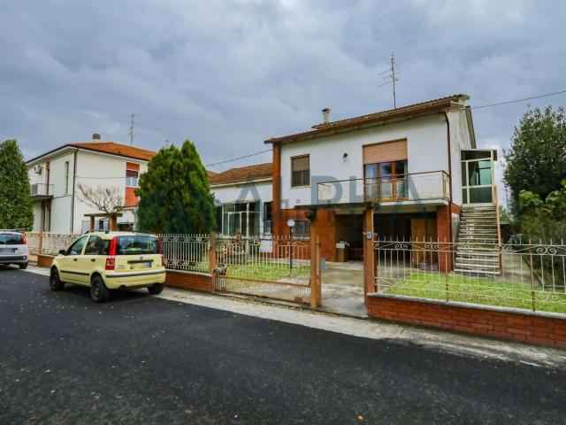 Villetta bifamiliare in vendita di 300 m² in Via Savio