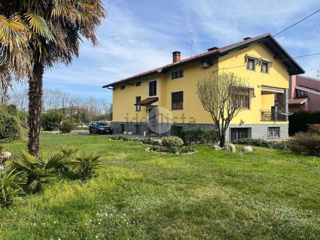 Villetta bifamiliare in vendita di 300 m² in Via Stazione, 23