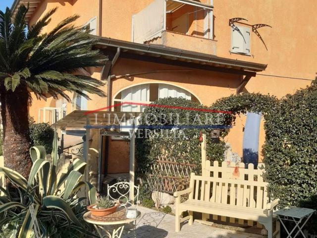 Villetta bifamiliare in vendita di 300 m² in Viale Marina, 54038